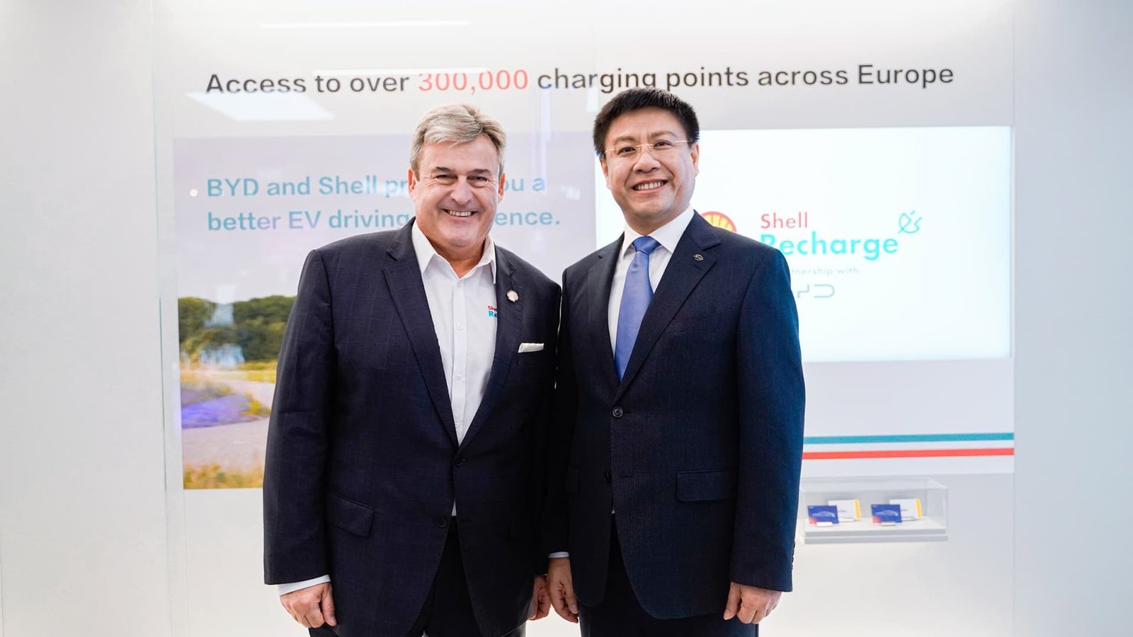 მარცხნივ: István Kapitány, Shell Mobility-ის გლობალური აღმასრულებელი ვიცე-პრეზიდენტი; მარჯვნივ: Michael Shu, BYD Europe-ისა და საერთაშორისო თანამშრომლობის განყოფილების გენერალური მენეჯერი და მმართველი დირექტორი