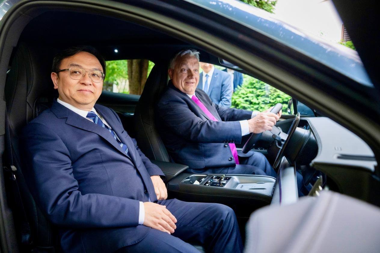 BYD-ის თავმჯდომარე Wang Chuanfu უნგრეთის პრემიერ-მინისტრ Viktor Orbán-ს BYD-ის ყველაზე მოწინავე ავტომობილს — BYD SEALION 7-ს — აცნობს