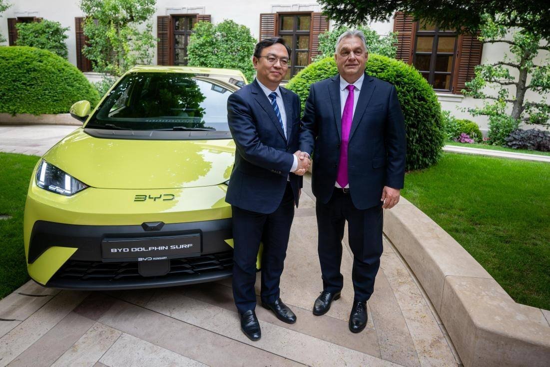 BYD DOLPHIN SURF კარმელიტების მონასტერში — უნგრეთის პრემიერ-მინისტრის რეზიდენციაში