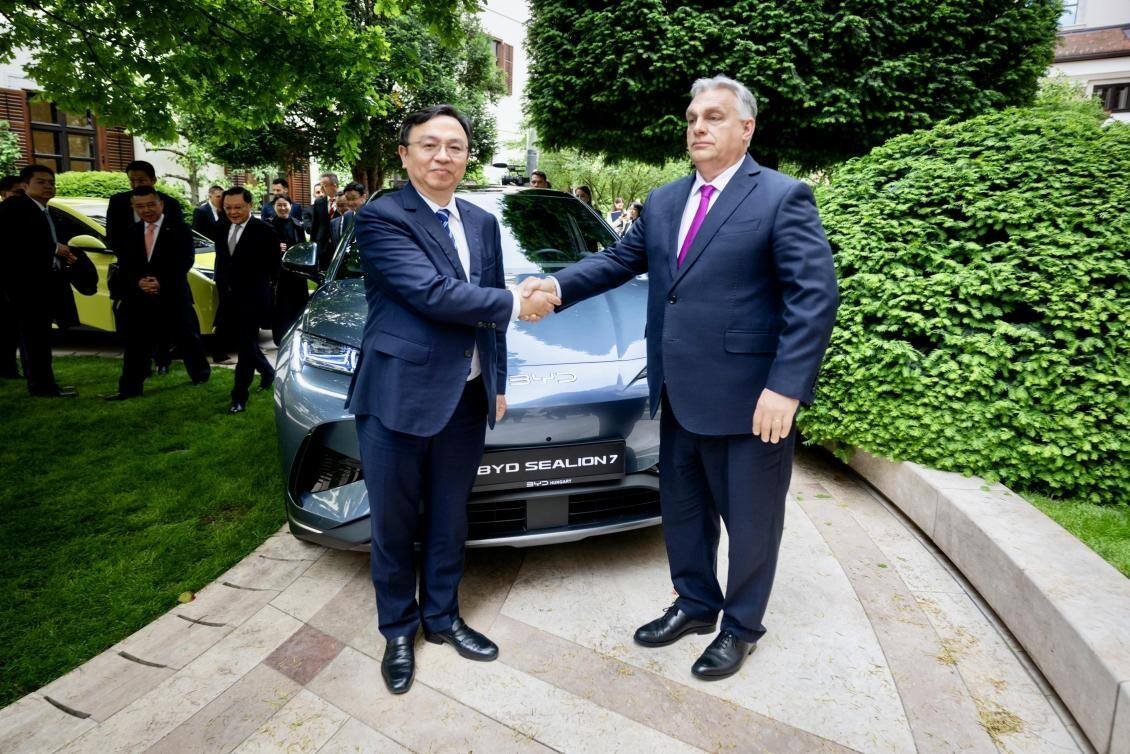 BYD SEALION 7 კარმელიტების მონასტერში — უნგრეთის პრემიერ-მინისტრის რეზიდენციაში