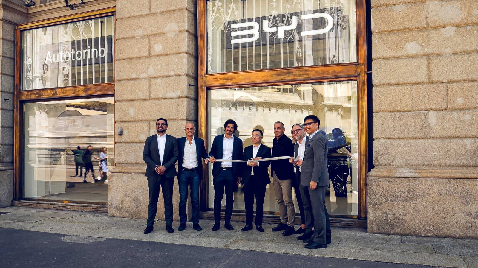 პირველი BYD Pioneer Store-ის გახსნის ცერემონია Piazza del Duomo-ზე, მილანის გულში