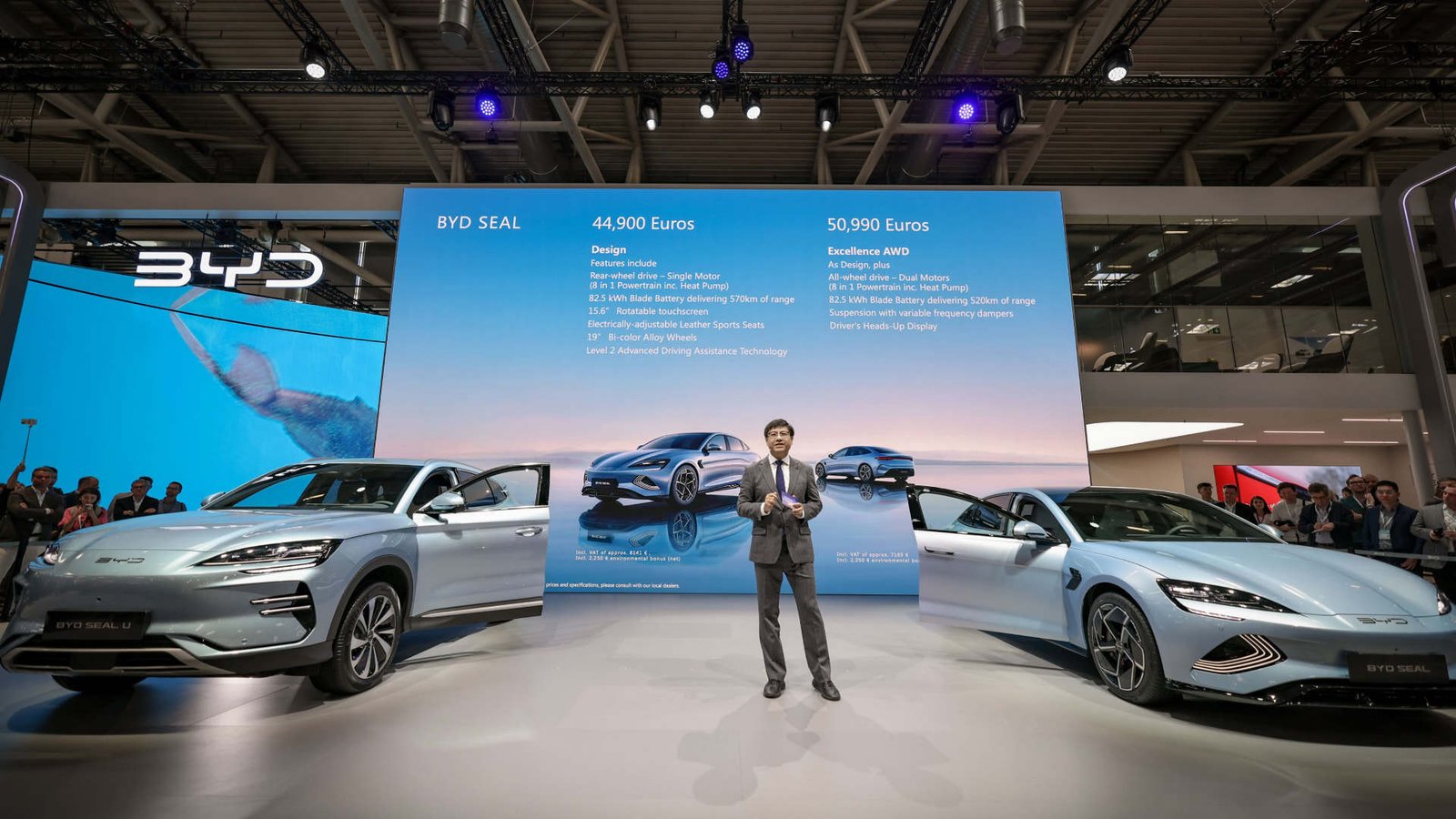 Michael Shu, BYD Europe-ის მმართველი დირექტორი, BYD-ის პრესკონფერენციაზე IAA-ზე სიტყვით გამოდის